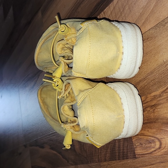 Hey dude Womens Size 6 Yellow Shoes - Picture 2 of 8